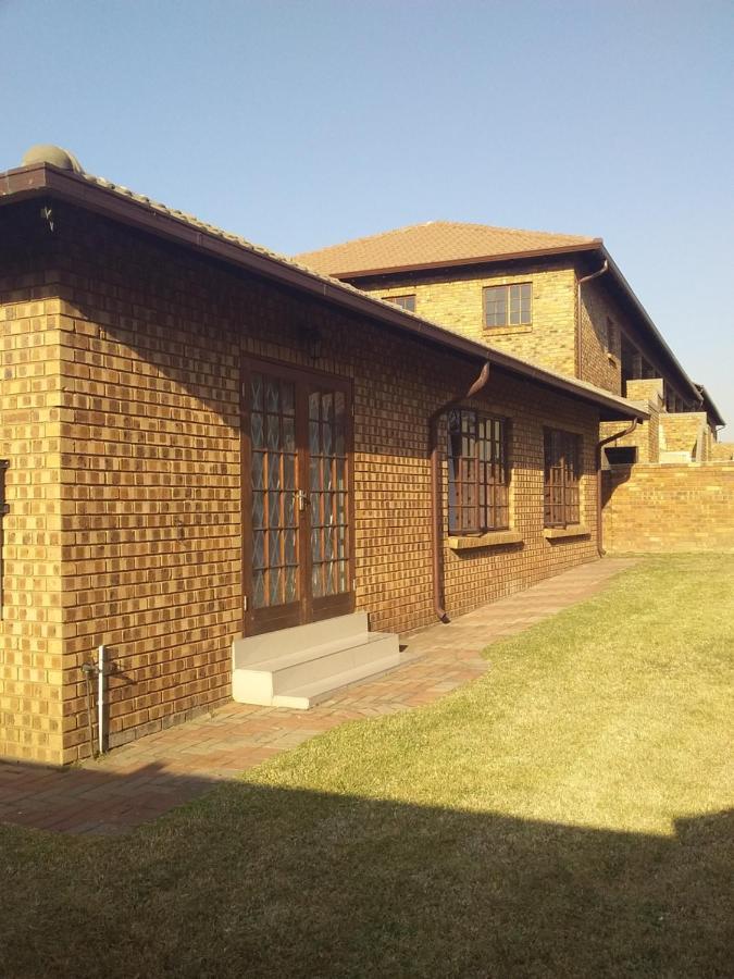 Tumi'S Home Away- 3 Bedroom Witbank Exterior foto